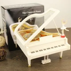 Музыкальная шкатулка Рояль. Материал - АБС пластик. Цвет белый. Размер 15 х14 х15,5 см.