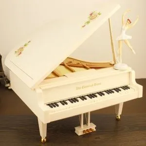 Музыкальная шкатулка Рояль. Материал - АБС пластик. Цвет белый. Размер 23,5 х 25 х 27 см.