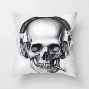 Чехол на декоративную подушку Череп в наушниках с сигаретой. Хлопок. Размер 45 х 45 см.